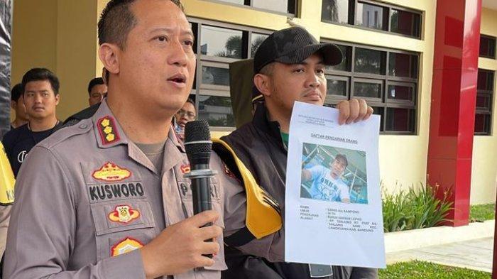 Kapolresta Bandung, Kombes Pol Kusworo Wibowo, menunjukkan foto Ujang atau Kampeng, pengeroyok polisi yang masih buron.