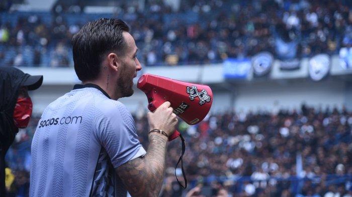 PESAN MARC KLOK - Kapten Persib Bandung, Marc Klok menyampaikan pesan kepada ribuan Bobotoh yang hadir di Stadion Gelora Bandung Lautan Api, Kamis, 13 Februari 2025. (PERSIB.co.id/Sutanto Nurhadi Permana)