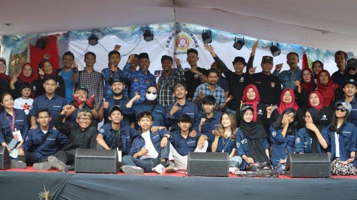 Karang Taruna RW 08 berfoto bersama Lurah Cibeunying, pengurus RW, dan masyarakat RW 08