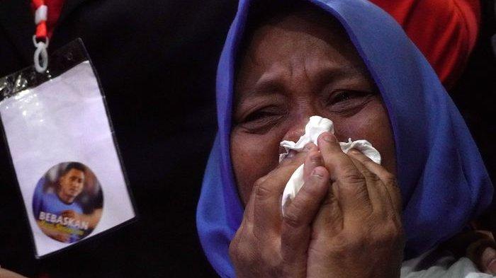 Kartini, ibunda Pegi Setiawan, menangis saat mendengar putusan hakim yang membatalkan status tersangka Pagi kasus Vina Cirebon pada sidang putusan di Pengadilan Negeri Bandung, Senin (8/7/2024).