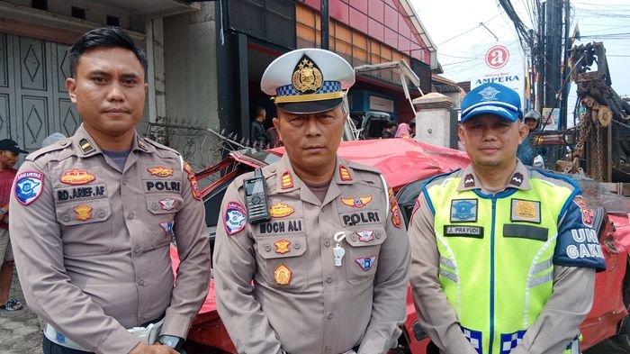 Kasatlantas Polres Sumedang, Mochammad Ali (tengah), saat diwawancarai di lokasi kejadian kecelakaan maut di Jatinangor, Sumedang, Senin (27/1/2025).