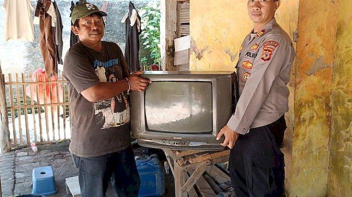 Kapolsek Patrol, AKP Saripudin saat menyerahkan hadiah tv untuk Kasmad sekeluarga di rumahnya di Desa/Kecamatan Patrol, Kabupaten Indramayu, Selasa (19/3/2024).