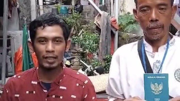 TUNJUKKAN PASPOR - Katori (kanan) saat bertemu warga yang mau membantunya mengurus pembuatan visa di daerah Bekasi Utara. Pria lansia itu viral naik sepeda onthelnya untuk berangkat ke tanah suci.