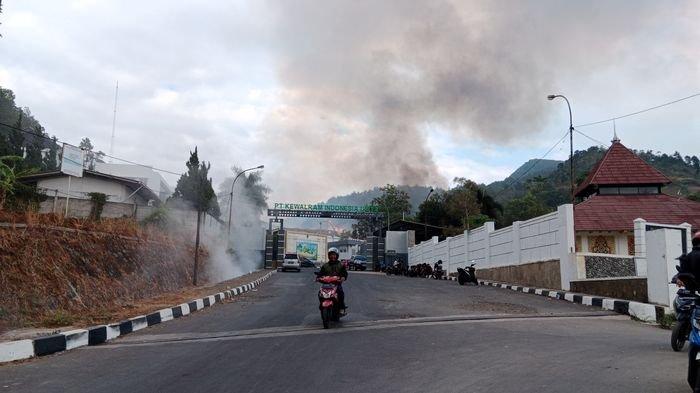 Kebakaran PT Kewalram II di Desa Cikahuripan, Cimanggung, Sumedang, Kamis (5/9/2024) dini hari membawa dampak bagi warga. Warga yang tinggal di Dusun Cikadaton kebagian aliran limbah cair berasap. Limbah itu adalah material kapas yang terbakar dan cair.