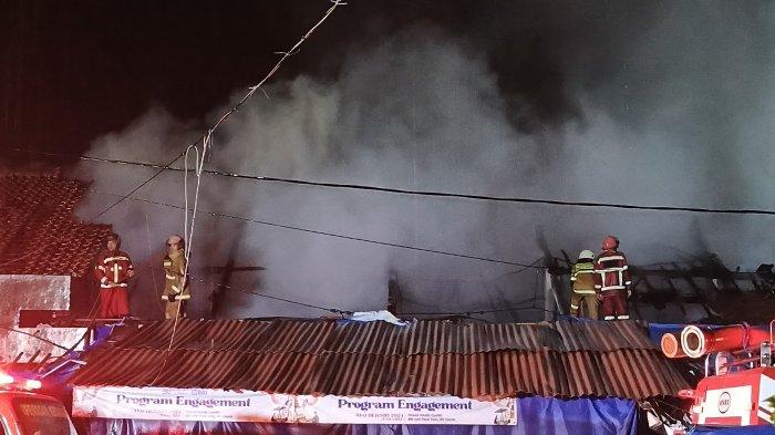 KEBAKARAN - Kebakaran hebat melanda Blok A Pasar Manis Ciamis pada Kamis (27/2/2025) sekitar pukul 19.00 WIB, atau sesaat setelah waktu Magrib.