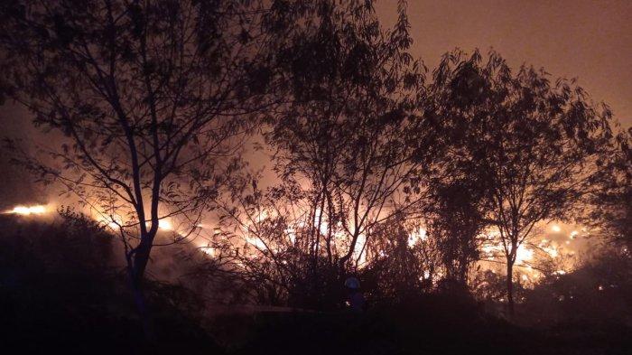 Kebakaran lahan terjadi di Gunung Batu, Desa Wargaluyu, Kecamatan Arjasari Kabupaten Bandung, Rabu (30/8/2023).