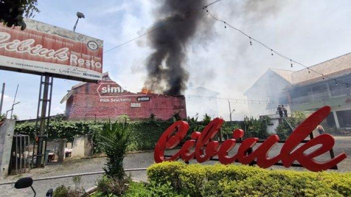 Kebakaran terjadi membakar sebuah bangunan kontrakan dan bengkel dekat resto Cibiuk Soekarno Hatta dan Tribun Jabar, Kota Bandung, Selasa (15/10/2024). Asap hitam dan tebal membumbung tinggi di tengah terik matahari pukul 12.20 WIB. Petugas Dinas Pemadam Kebakaran pun masih tampak terus berjibaku memadamkan api yang menghanguskan tiga bangunan itu.