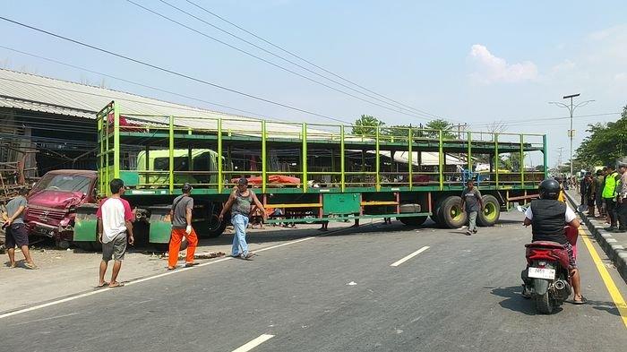 Kecelakaan beruntun melibatkan enam kendaraan terjadi di Jalur Pantura, tepatnya di depan Pasar Sandang Tegalgubug, Kecamatan Arjawinangun, Kabupaten Cirebon, Jumat (4/10/2024) siang.