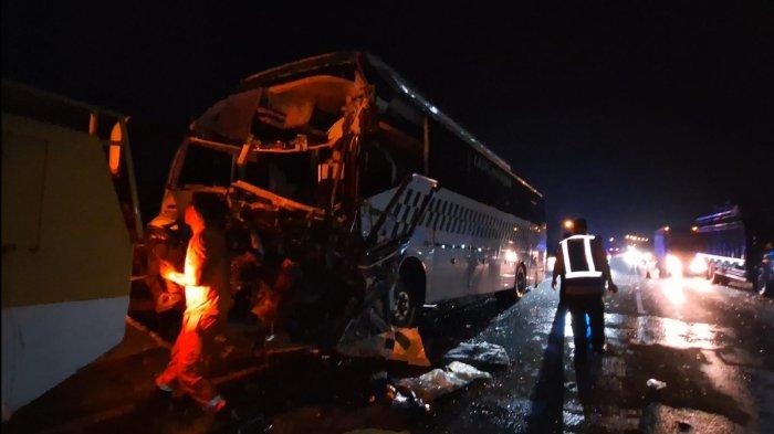 KECELAKAAN MAUT - Kecelakaan maut terjadi di ruas jalan Tol Cipularang KM 72 B, wilayah Kecamatan Babakancikao, Kabupaten Purwakarta, Jumat (11/07/2025) sekitar pukul 01.00 WIB.