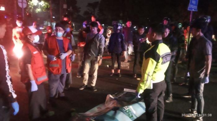 Situasi di lokasi kecelakaan maut ketika seorang driver ojek online tewas setelah kendaraan sepeda motornya ditabrak mobil di Jalan BKR, Kecamatan Regol, Kota Bandung, Sabtu (30/3/2024).