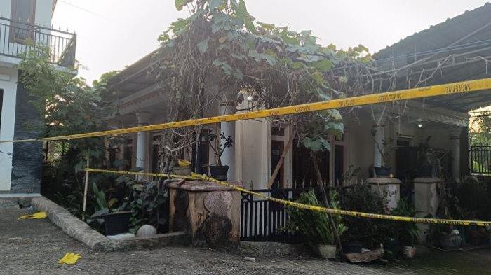 Kediaman Alex (73), seorang lansia yang diduga jadi korban pembunuhan di Kampung Ngamplang, Desa Ngamplang, Kabupaten Garut, Jawa Barat, Minggu (5/5/2024), dijaga ketat polisi.
