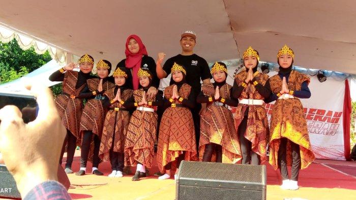 Salah satu kelompok tari yang tampil memeriahkan pentas seni RW 08