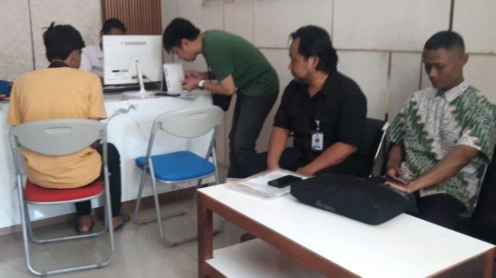 Keluarga korban bullying di SMAN 4 Pasuruan didampingi Komnas Perlindungan Anak Jawa Timur sedang melaporkan kasus perundungan di Polres Pasuruan Kota, Senin (26/8/2024).