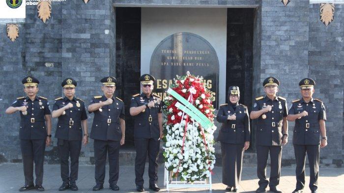 Jelang Peringatan Hari Pengayoman ke-79 Tahun 2024, Kepala Kantor Wilayah Masjuno bersama Pimpinan Tinggi Pratama, Kepala Divisi Administrasi Itun Wardatul Hamro, Kepala Divisi Pemasyarakatan Robianto, Kepala Divisi Keimigrasian Filianto Akbar, Kepala Divisi Pelayanan Hukum dan HAM Andi Taletting Langi, Kepala Unit Pelaksana Teknis se-Jawa Barat dan Perwakilan Dharma Wanita Persatuan Kemenkumham Jabar, melaksanakan Upacara Ziarah dan Tabur Bunga di Makam Pahlawan Nasional Dr. Setiabudi (Ernest Douwes Dekker) yang bertempat di Taman Makam Pahlawan (TMP) Cikutra Bandung Sukaluyu, Kec. Cibeunying Kaler, Kota Bandung.