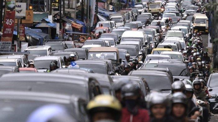 TERJEBAK KEMACETAN - Kendaraan terjebak kemacetan saat melintas di Jalan Sukajadi, Kota Bandung, Jawa Barat, Rabu (25/12/2024).
