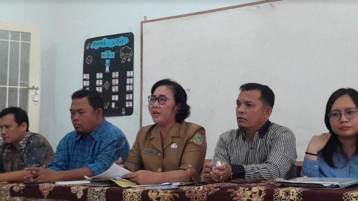 Kepala SMA Negeri 8 Medan, Rosmaida Asianna Purba (tengah) saat memberikan keterangan pers di ruang kelas SMA N 8 Medan, Senin (24/6/2024). Ia membantah pihaknya tidak meluluskan seorang siswi kelas XI berinisial MSF karena orang tuanya melaporkan dugaan pungutan liar (pungli) di SMAN 8 ke polisi.