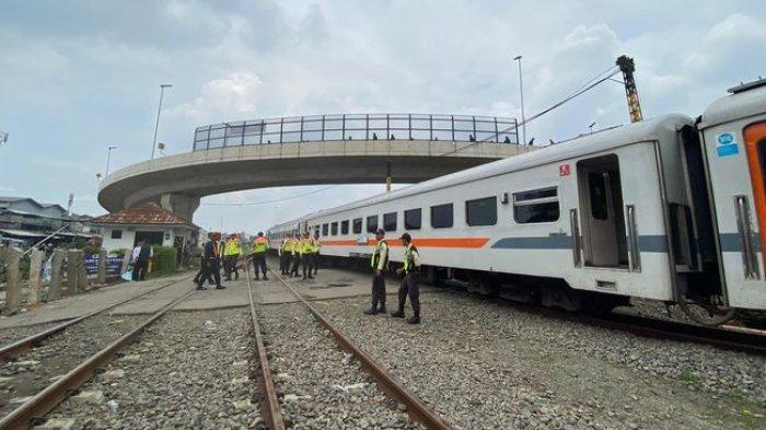 Kereta api melintas di perlintasan Ciroyom, Kota Bandung, Senin (25/11/2024).