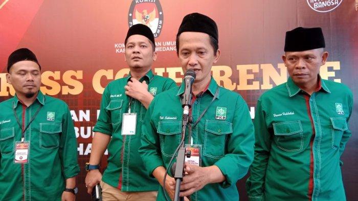 DIWAWANCARA - Didi Suhrowardi (kedua dari kanan) saat diwawancara TribunJabar.id seusai mendaftarkan 50 bakal calon anggota legislatif (Bacaleg) ke KPU Sumedang, Sabtu (13/5/2023). Didi telah mengundurkan diri dari jabatan Ketua DPC PKB Sumedang.
