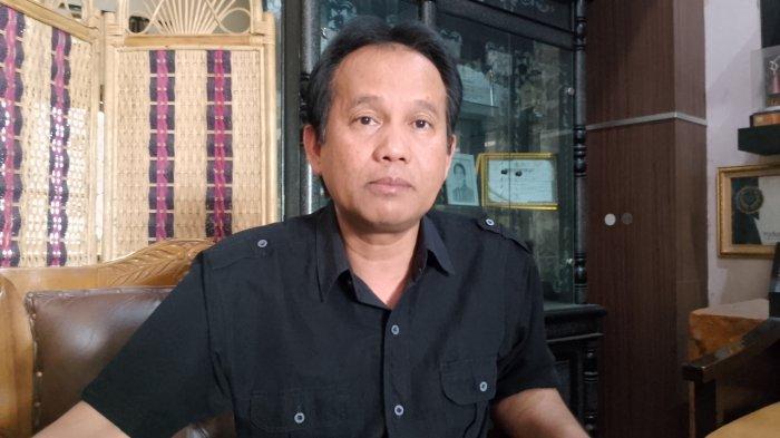 Ketua KPAID Ato Rinanto ketika memberikan keterangan seputar kejadian kekerasan oleh oknum guru SD terhadap siswa kelas satu di wilayah Tasikmalaya.