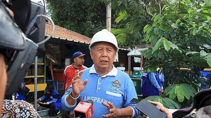 Ketua RW 19 Antapani, Doddy Iryana Memed saat menjawab pertanyaan wartawan di acara Bandung Menjawab di Kelurahan Antapani Tengah, Kecamatan Antapani, Kota Bandung, Rabu (7/6/2023)