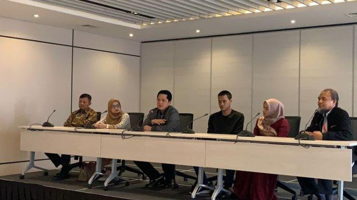 Ketua Umum PSSI Erick Thohir bersama dengan mantan kiper timnas Indonesia Kurnia Meiga dan sang istri, Azhiera Adzka Fathir, saat sesi konferensi pers di Menara Danareksa, Jakarta Pusat, Rabu (5/7/2023).