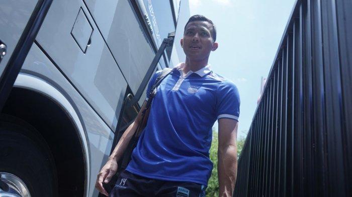 Kiper PERSIB, Teja Paku Alam meninggalkan Graha PERSIB untuk terbang ke Singapura dari Bandara Soekarno Hatta Tangerang, Banten, Selasa, 5 November 2024).
