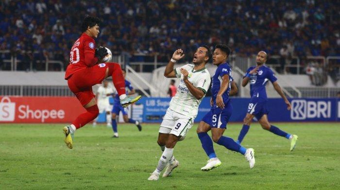 Kiper PSIS Semarang, Adi Satryo, berhasil mengamankan bola dari pemain Persib Bandung, Ezra Walian, dalam laga pekan kesembilan Liga 1 2023/2024 antara PSIS Semarang dengan Persib Bandun di Stadion Jatidiri Semarang, Minggu (21/8/2023).