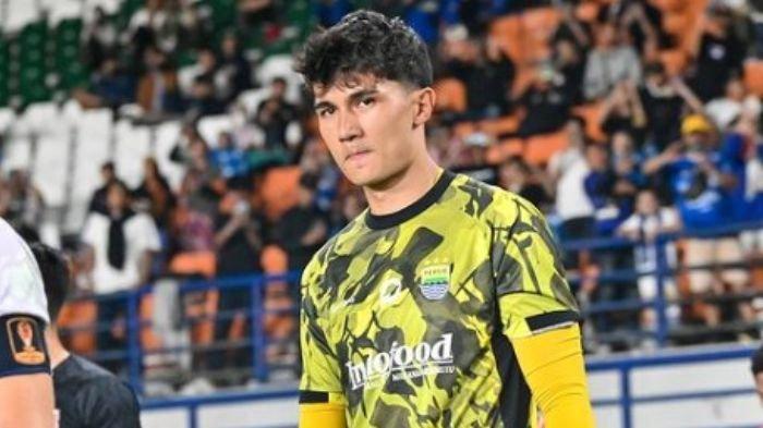 Kiper Persib Bandung Kevin Ray Mendoza. Kevin kini memiliki chant tersendiri yang dipersembahkan Bobotoh untuknya.