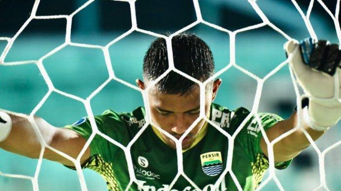 Kiper Persib Bandung Teja Paku Alam ingin segera pulih lebih kuat, para bobotoh rindukan permainannya di lapangan.