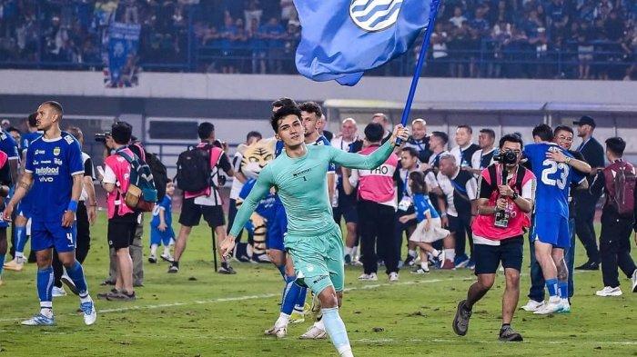 Kiper Persib Kevin Ray Mendoza berlari membawa bendera Persib seusai laga.