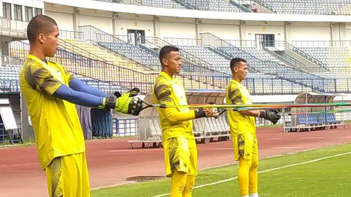 Kiper Persib, Reky Rahayu kembali berlatih bersama kiper lainnya di bawah arahan pelatih Luizinho Passos, di Stadion GBLA Kota Bandung, Selasa (21/11)