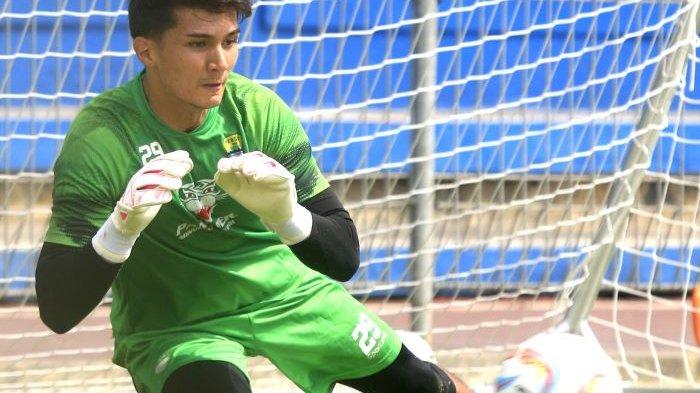 Kiper baru Persib Bandung, Kevin Ray Mendoza, beraksi dalam latihan di Stadion Sidolig, Bandung, Kamis (7/12/2023).