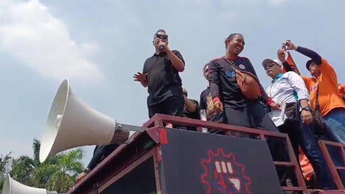 Komedian Abdel Achrian dan sederet artis lainnya terjun dalam aksi demo di depan Gedung DPR, Senayan, Kamis (22/8/2024), tolak revisi UU Pilkada