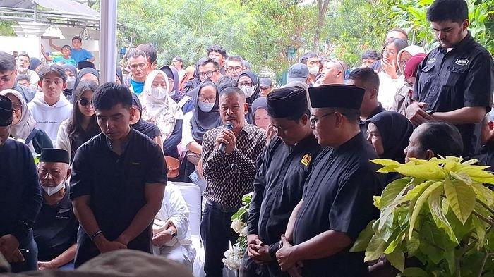 Komisaris PT PBB, Umuh Muchtar, menyampaikan sambutan saat pemakaman dokter tim Persib, Rafi Ghani, di Pemakaman Sirnaraga, Bandung, Selasa (24/12/2024).