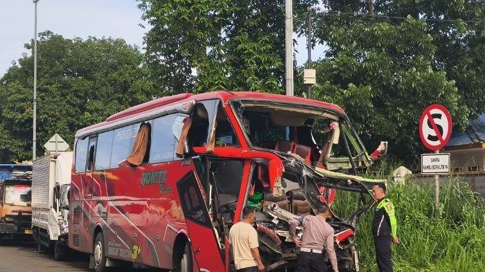 Kondisi bus yang alami kecelakaan maut di Tol Cipularang KM 80 B, Kecamatan Babakancikao, Kabupaten Purwakarta, Jawa Barat, Kamis (26/12/2024) sekitar pukul 02.15 WIB. (Tribun Jabar/Deanza Falevi)