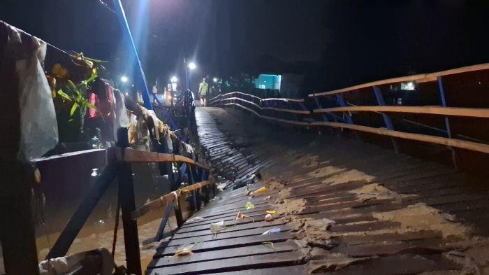 JEMBATAN PATAH - Kondisi Jembatan Cijeruk yang menghubungkan Bojongsoang-Baleendah di Kabupaten Bandung, yang patah pada bagian tengahnya, Jumat (23/5/2025).