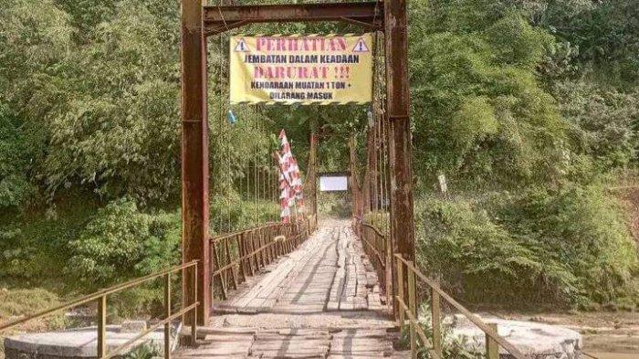 Kondisi Jembatan Lalay di perbatasan antara Desa Bantarkalong dan Desa Sirnajaya, Kecamatan Warungkiara, Kabupaten Sukabumi, Jawa Barat, yang rusak dan mengancam pertumbuhan perekonomian warga, Selasa (27/6/2023).