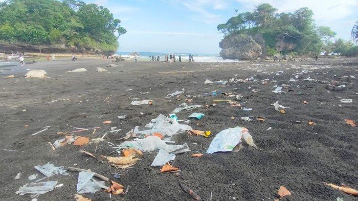 Kondisi Pantai Madasari Pangandaran yang dikotori banyak sampah.