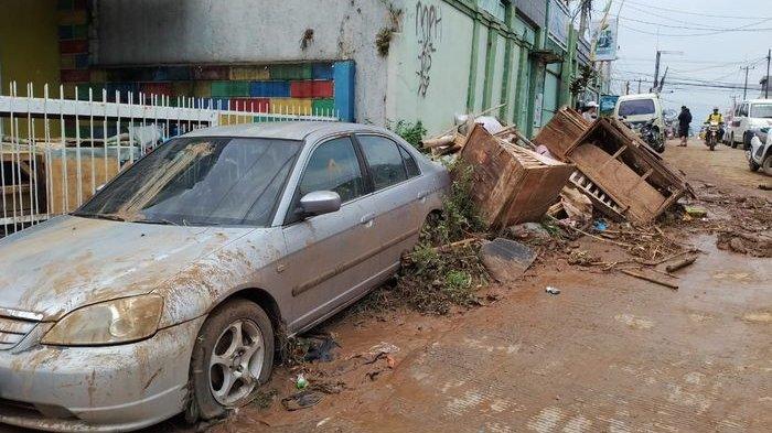 Kondisi di Desa Banjaran Wetan, Kecamatan Banjaran, Kabupaten Bandung, Jawa Barat, setelah terendam banjir pada Selasa (5/11/2024) malam.