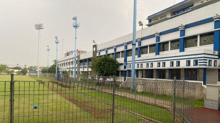 STADION SIDOLIG - Kondisi lapangan dan mes di Stadion Sidolig, Jalan Ahmad Yani, Kota Bandung, Rabu (2/7/2025). Lapangan dan mes akan dipakai PSBS Biak.