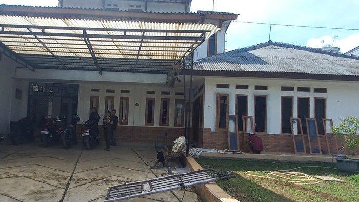 DIRUSAK MASSA - Kondisi rumah tempat retret pelajar yang dirusak massa di Kampung Tangkil, Desa Tangkil, Kecamatan Cidahu, Kabupaten Sukabumi, Rabu (2/7/2025). Gubernur Jabar, Dedi Mulyadi, memberikan bantuan Rp 100 juta untuk perbaikan.