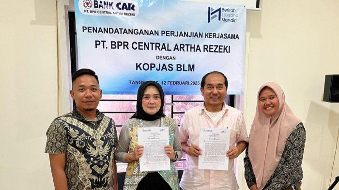 PENANDATANGANAN KERJASAMA- Koperasi Jasa Berkah Laksana Mandiri (KopJas BLM) melakukan kerja sama channeling dengan BPR Central Artha Rezeki untuk mendorong kinerja penyaluran kredit dan meningkatkan layanan kepada nasabah.
Penandatanganan kerja sama kedua belah pihak dilakukan oleh Ketua Koperasi Jasa Berkah Laksana Mandiri (KopJas BLM), Yuliasari dan Direktur Bisnis BPR Central Artha Rezeki, Jauhari LA pada Rabu (12/2/2025) di Bandung.