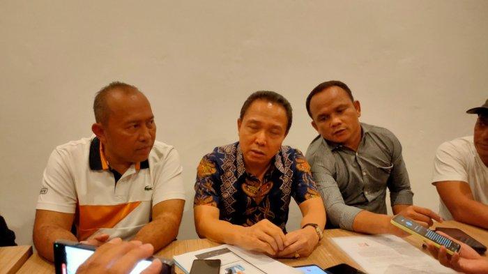 Kuasa hukum Anggota DPRD Kabupaten Cirebon yang namanya terseret dugaan pelecehan seksual kepada seorang SPG rokok berinisial II (27), Wawan Hermawan (baju batik)