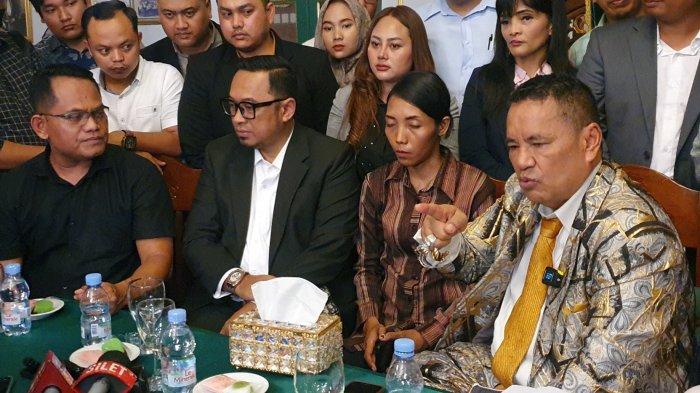 Kuasa hukum keluarga Vina Cirebon, Hotman Paris (kanan), saat konferensi pers di Keraton Kacirebonan, Kecamatan Lemahwungkuk, Kota Cirebon, Selasa (30/7/2024).