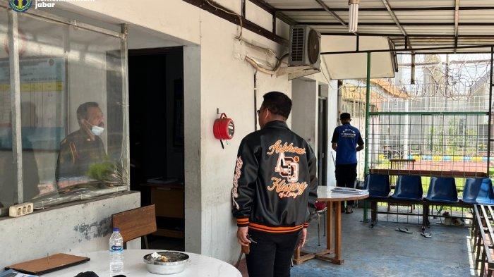 Meski hari libur, untuk menjalankan fungsi pengawasan, Kepala Kantor Wilayah Kementerian Hukum dan HAM Jawa Barat Masjuno lakukan Kunjungan Kerja sekaligus Monitoring Evaluasi di Lembaga Pemasyarakatan Kelas IIA Banceuy Bandung Minggu, (6/10/2024).