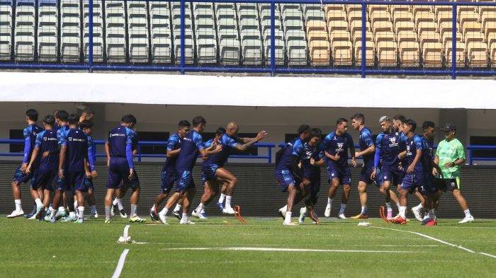 Para pemain Persib Bandung melakukan pemanasan saat latihan di Stadion Gelora Bandung Lautan Api, Bandung, Sabtu (12/8/2023).