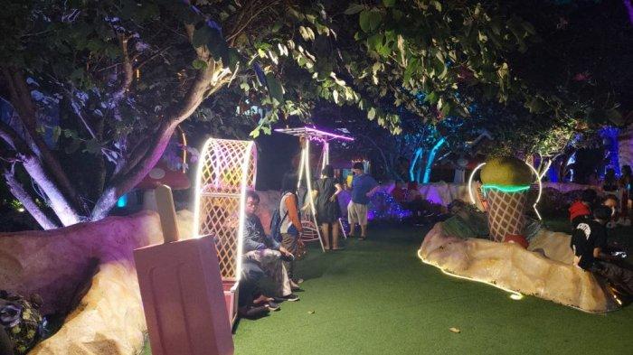Gemerlap lampu warna warni diiringi dentuman musik membuat sejumlah pengunjung objek wisata Lembang Wonderland larut dalam kegembiraan sambil menikmati wisata malam di Lembang, Kabupaten Bandung Barat, Minggu (28/8/2022).