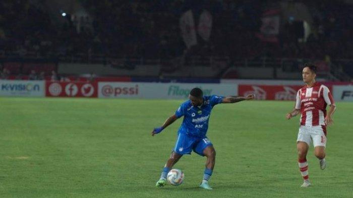 Levy Madinda menggoek bola pada pertandingan pekan ketujuh Liga 1 2023/2024 antara Persis Solo vs Persib Bandung di Stadion Manahan, Selasa (8/8/2023).