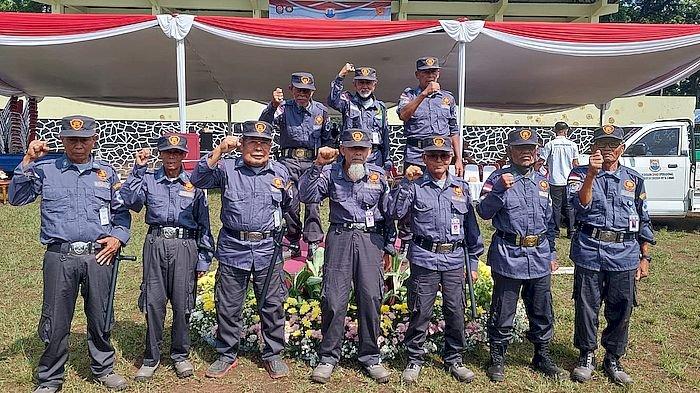 Sukarma, warga Kelurahan Utama Kota Cimahi berfoto bersama rekan-rekannya sesama Linmas untuk pengamanan Pemilu 2024 seusai apel gelar pasukan di Lapangan Rajawali, Kota Cimahi, Senin (12/2/2024)