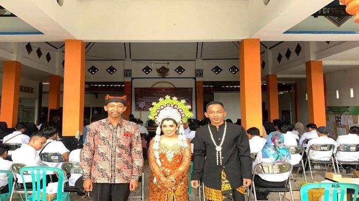 Lis Watiningsih saat dilantik menjadi Petugas KPPS di Desa Kluncing Kecamatan Licin Banyuwangi.